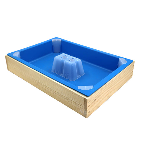 Ceracell 8-frame top feeder with rim for forward-sloped hive stands.