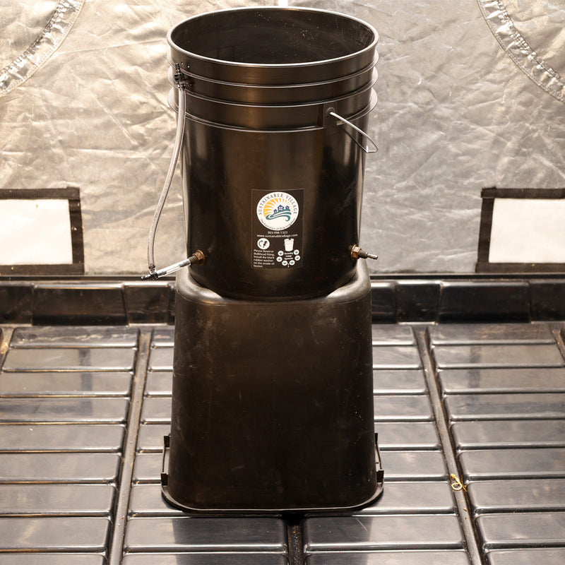 Load image into Gallery viewer, 5 Gallon Reservoirs - Deluxe w/ water level indicator -- for Blumat Systems
