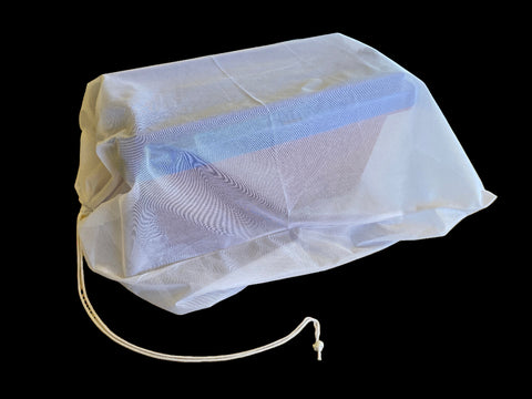 Nuc transport bag designed for safely carrying a nucleus colony inside a vehicle.